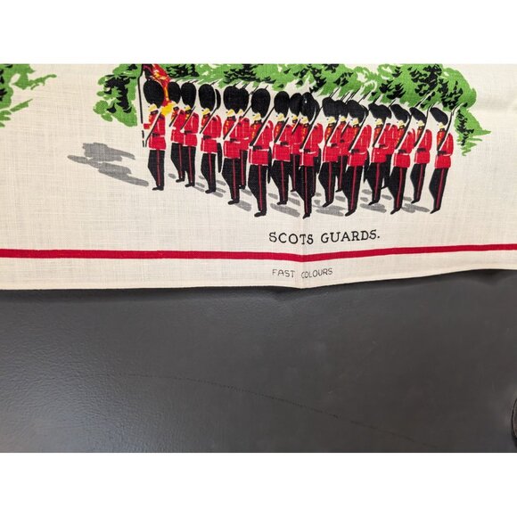 Vintage Mid Century Irish Cabins Linen Souvenir Tea Towel -‎ The Queens Guards - Picture 4 of 7
